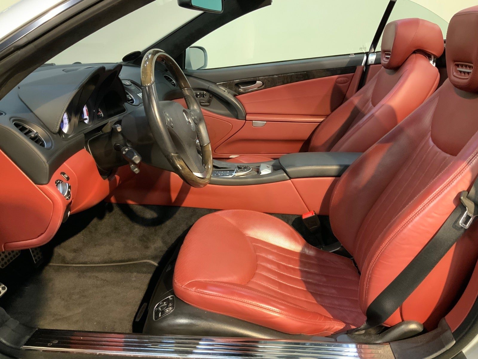 Sølv Mercedes SL500 fra 2009 set indefra