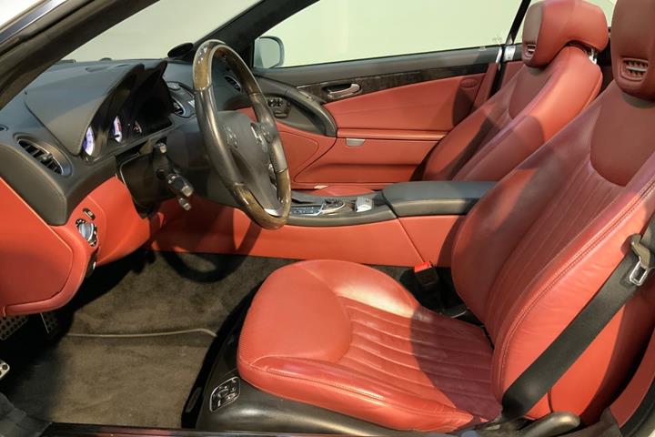 Sølv Mercedes SL500 fra 2009 set indefra