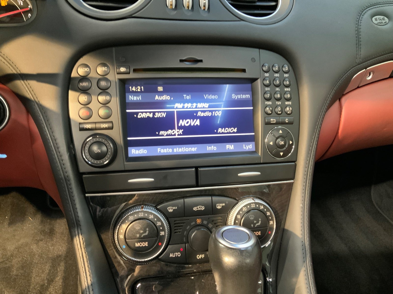 Sølv Mercedes SL500 fra 2009 set indefra
