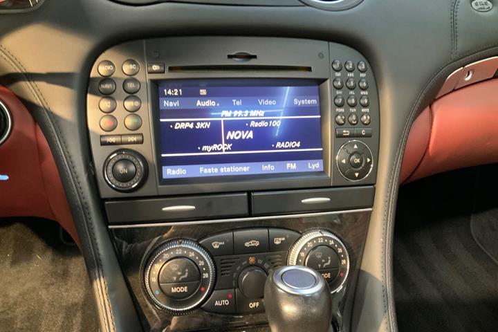 Sølv Mercedes SL500 fra 2009 set indefra