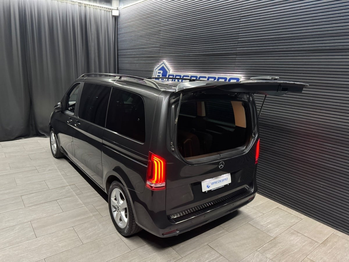 Grå Mercedes Vito 119 fra 2022