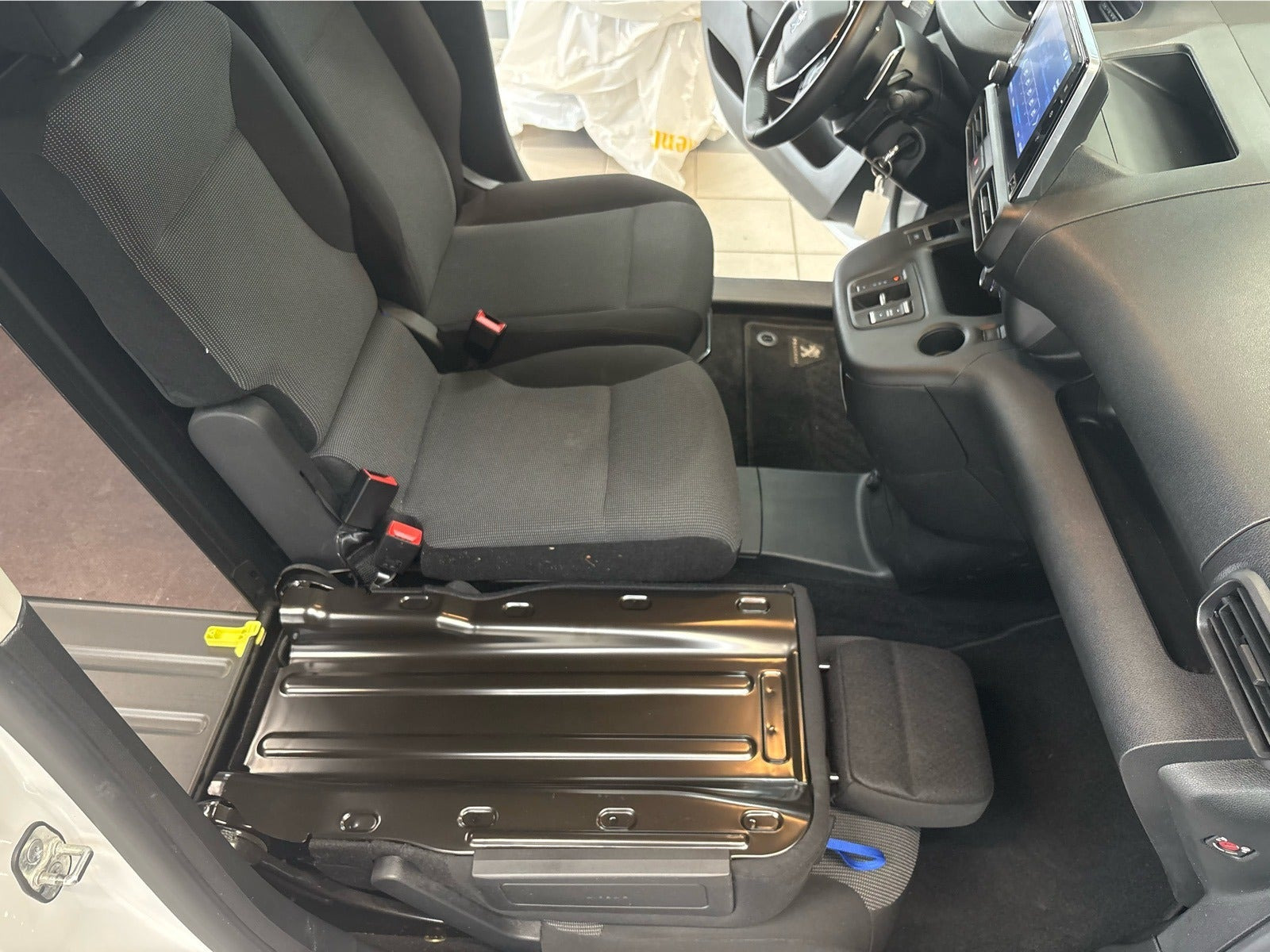 Hvid Peugeot Partner fra 2024