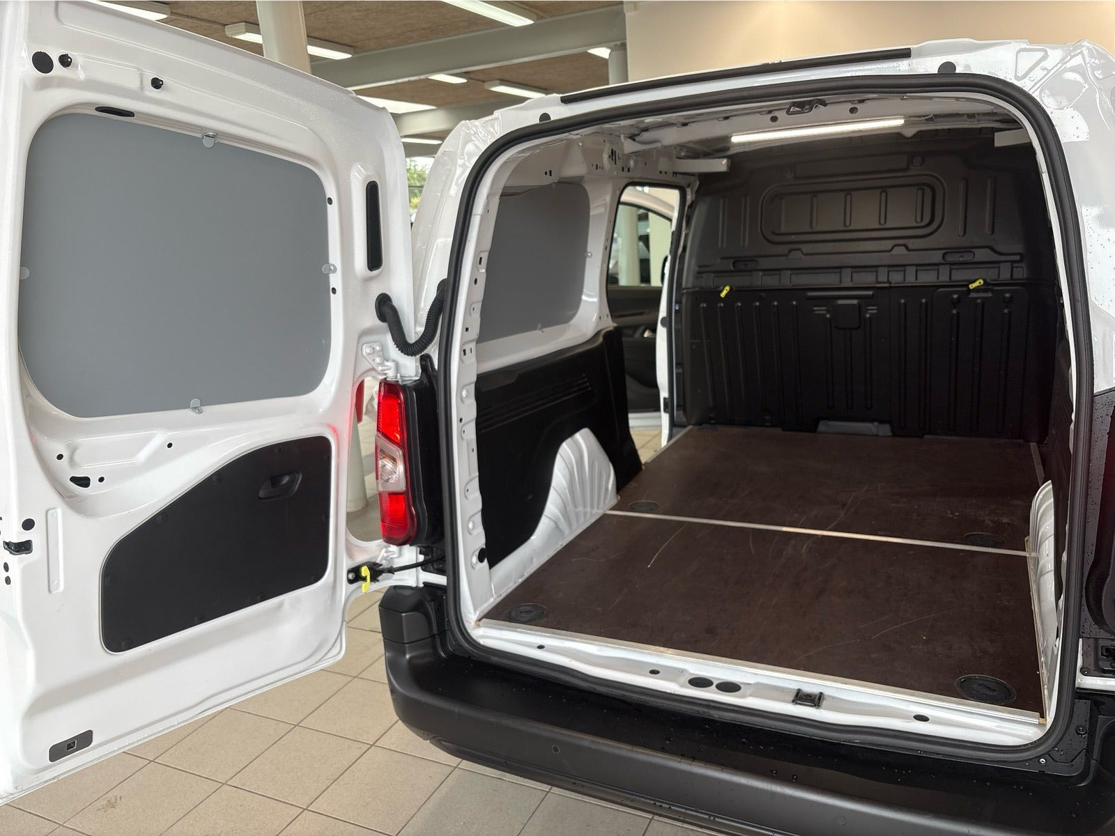 Hvid Peugeot Partner fra 2024