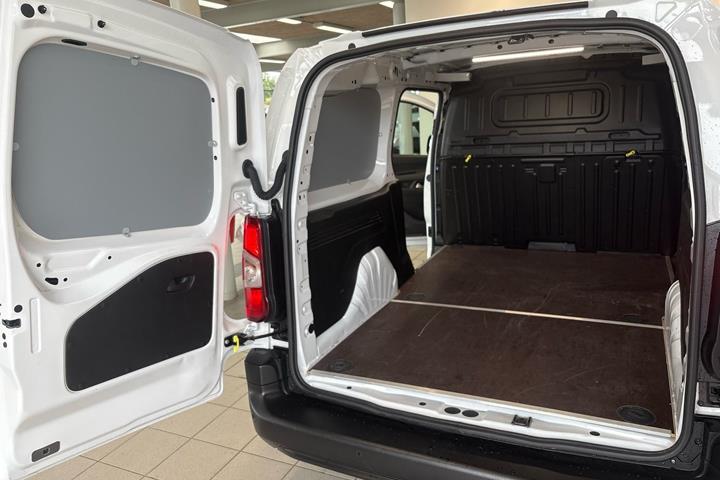 Hvid Peugeot Partner fra 2024