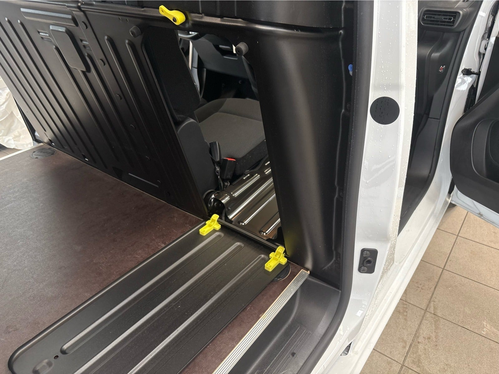 Hvid Peugeot Partner fra 2024