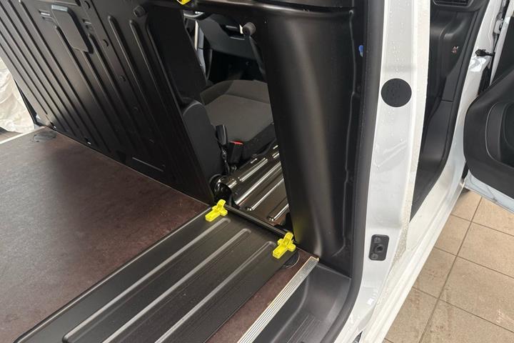 Hvid Peugeot Partner fra 2024