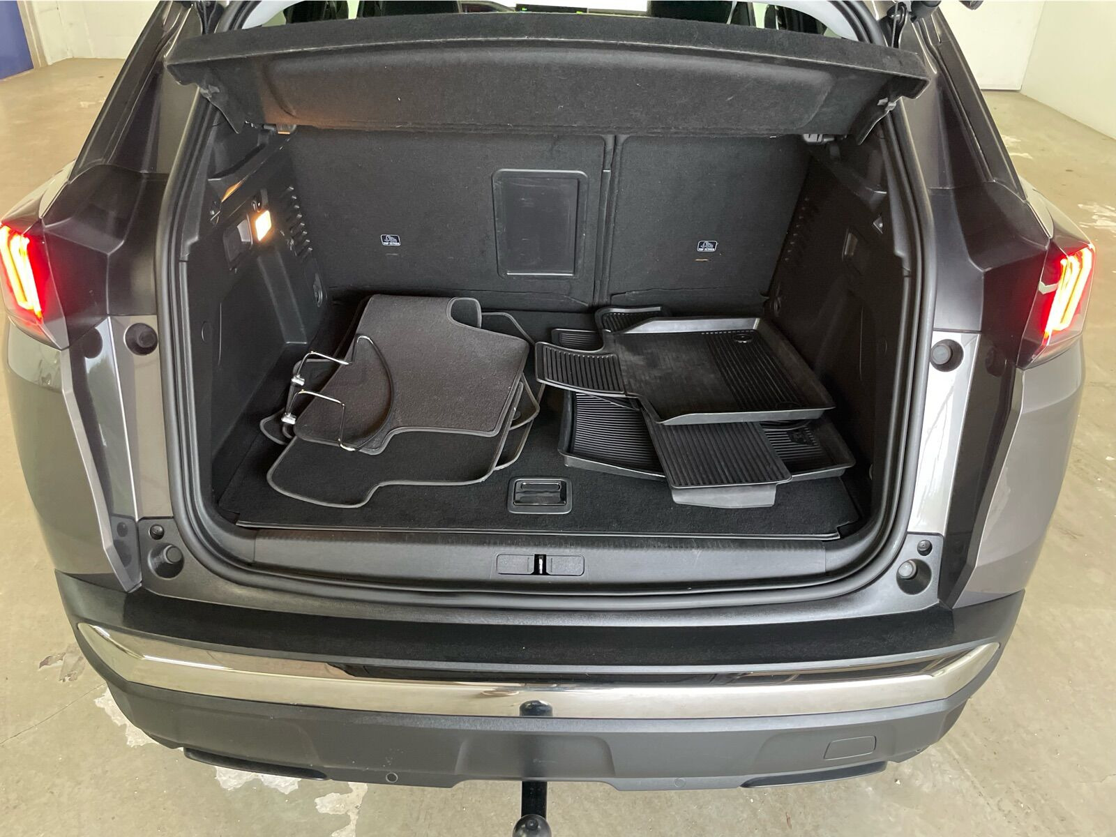 Grå Peugeot 3008 fra 2021