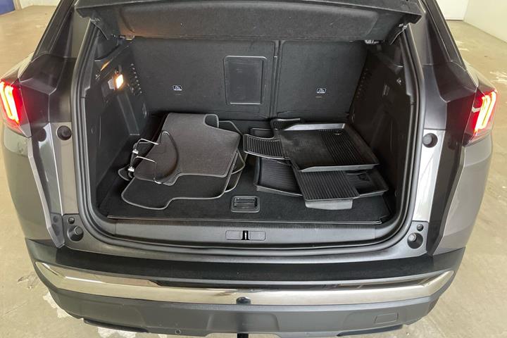 Grå Peugeot 3008 fra 2021