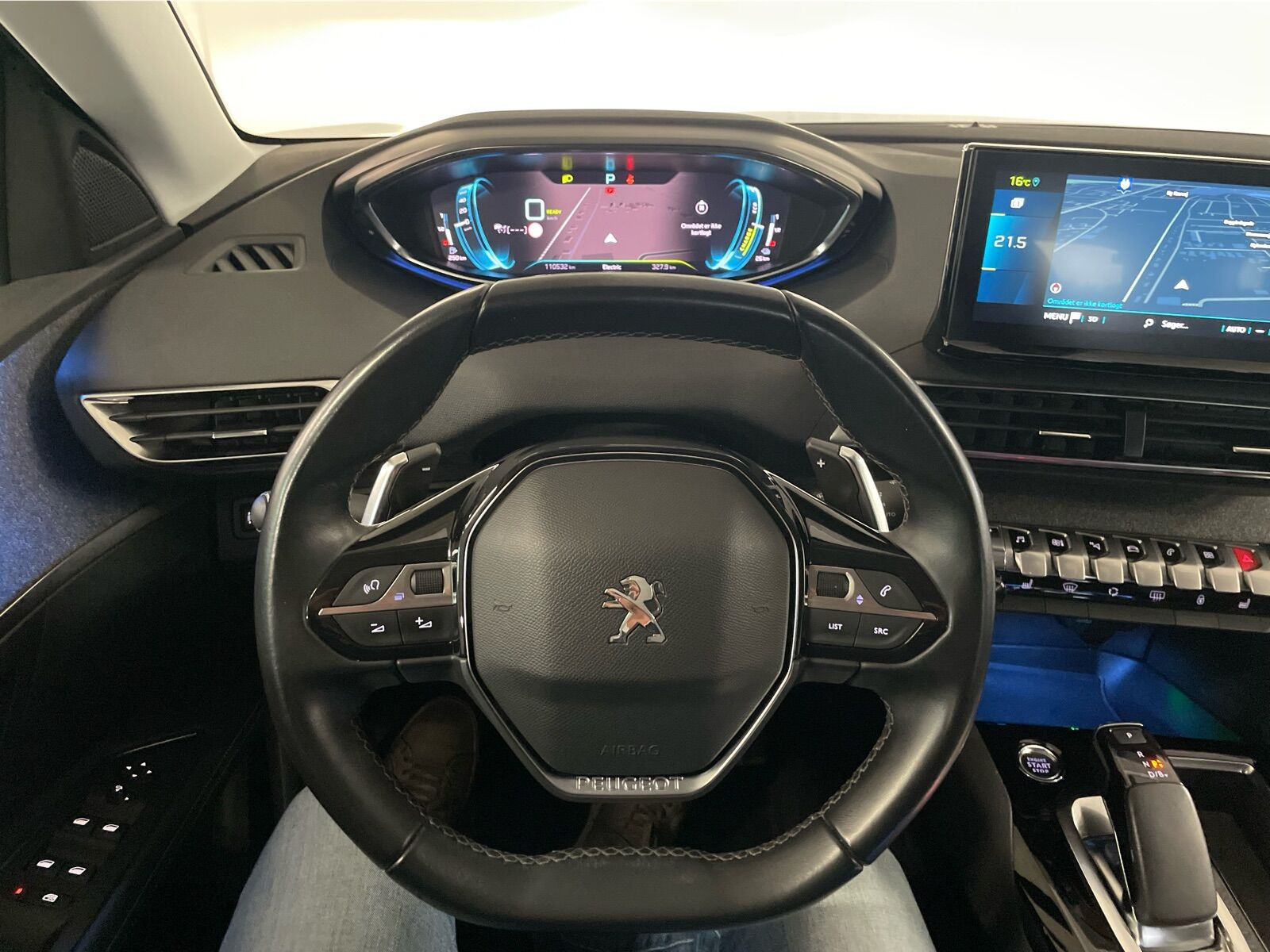 Grå Peugeot 3008 fra 2021