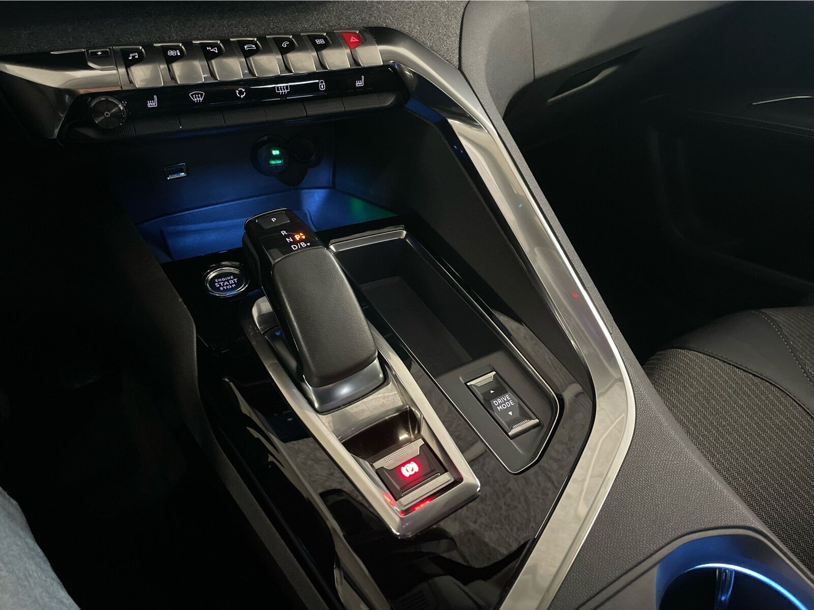 Grå Peugeot 3008 fra 2021