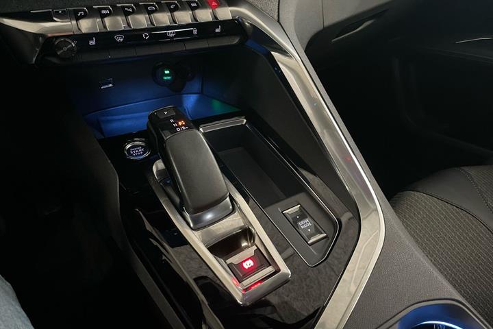 Grå Peugeot 3008 fra 2021