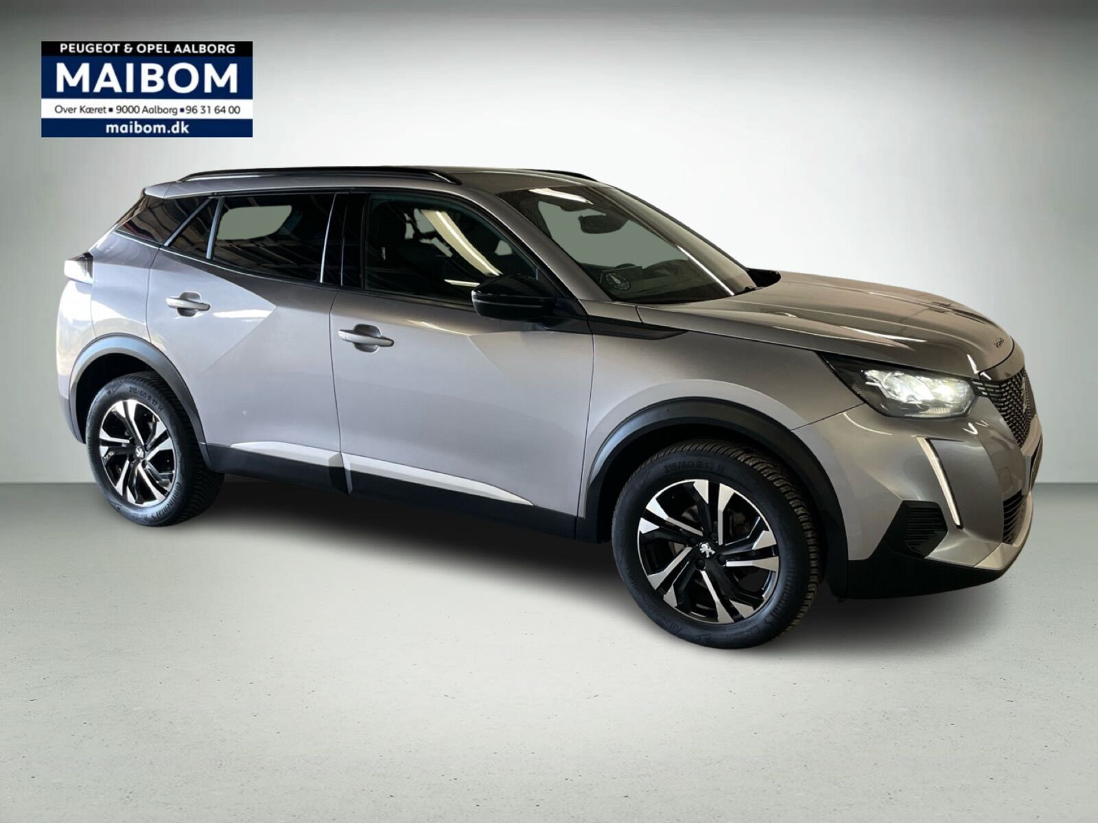 Grå Peugeot 2008 fra 2023
