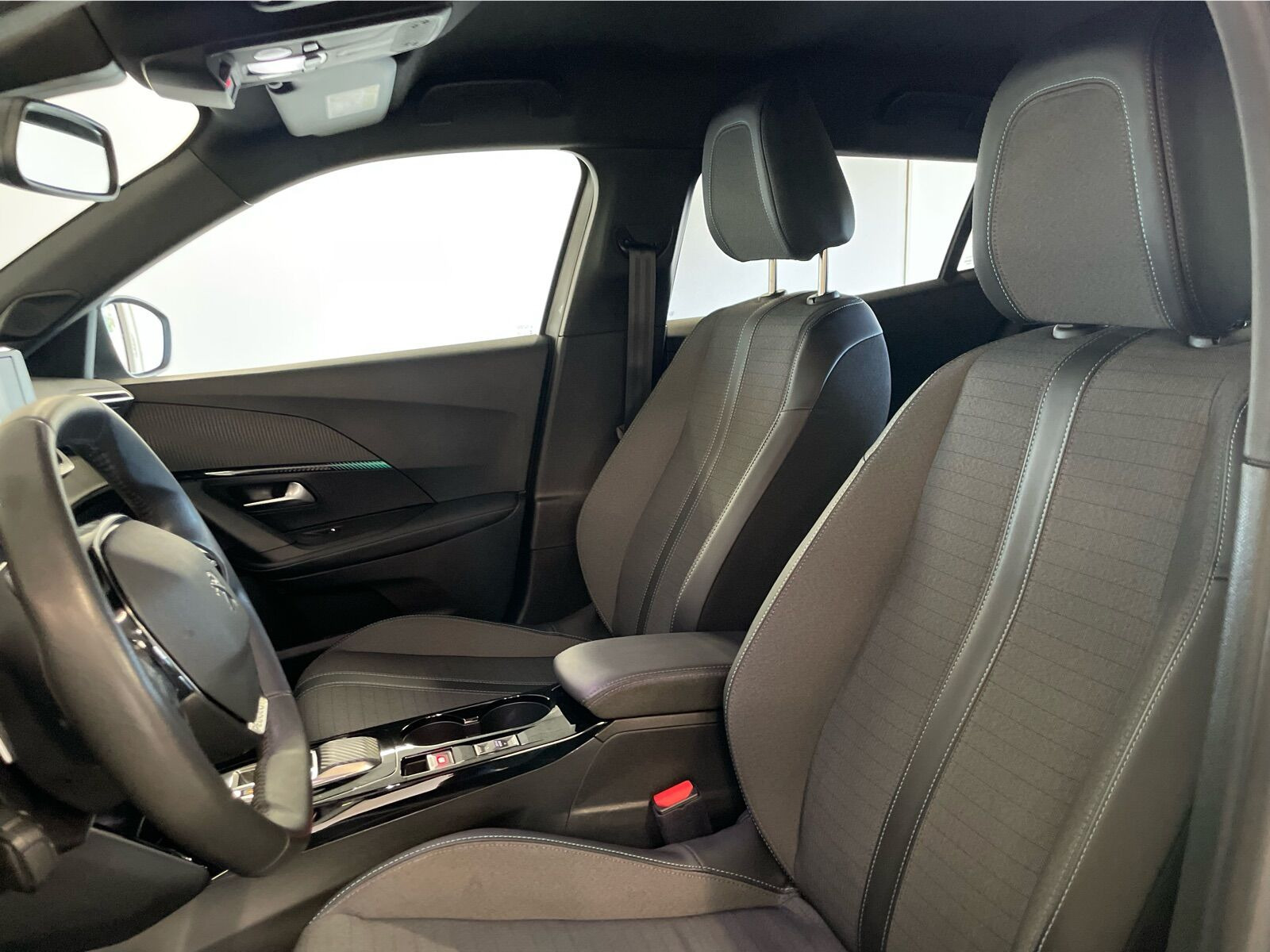 Grå Peugeot 2008 fra 2023