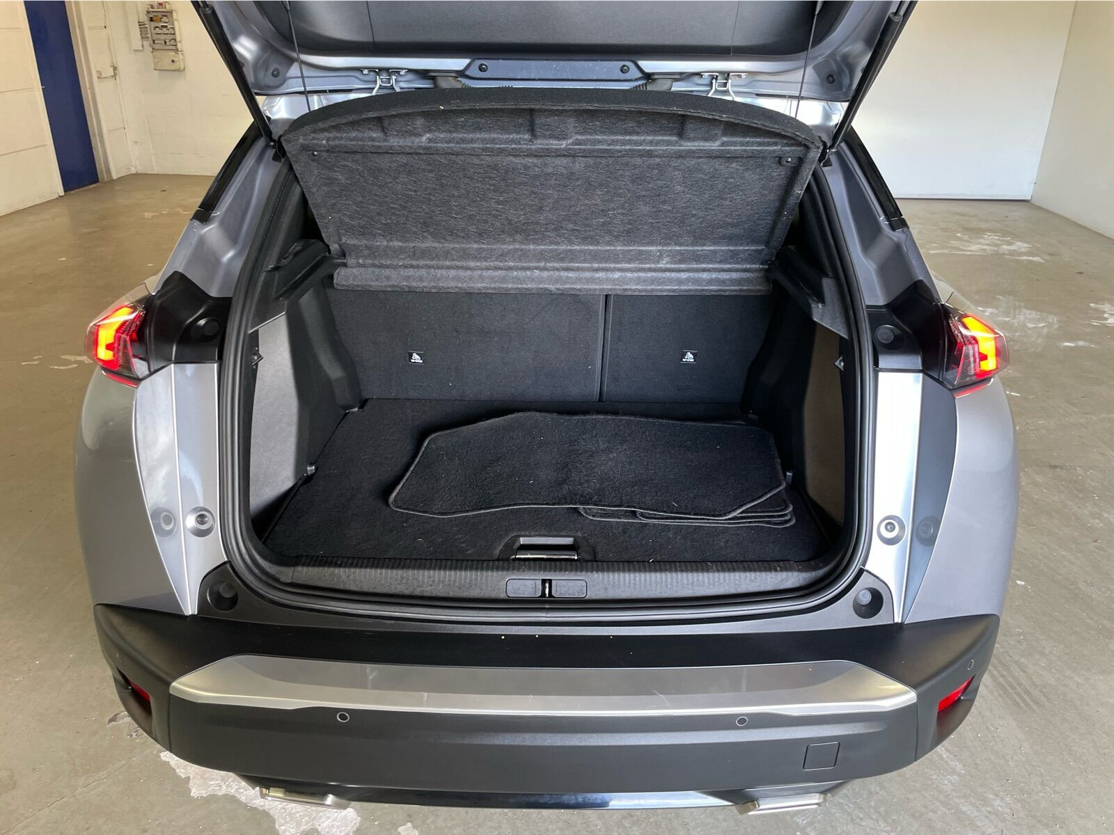 Grå Peugeot 2008 fra 2023