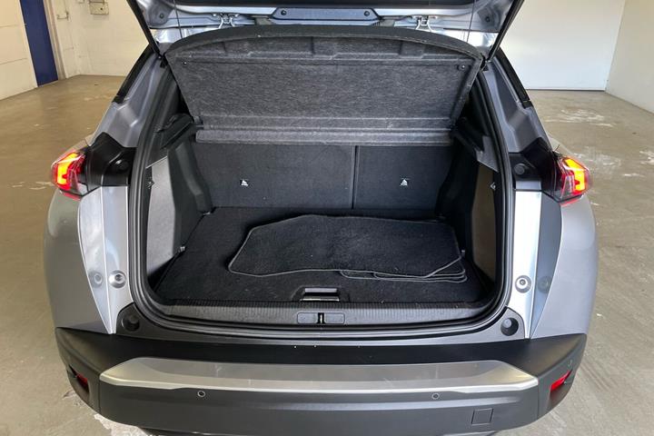 Grå Peugeot 2008 fra 2023
