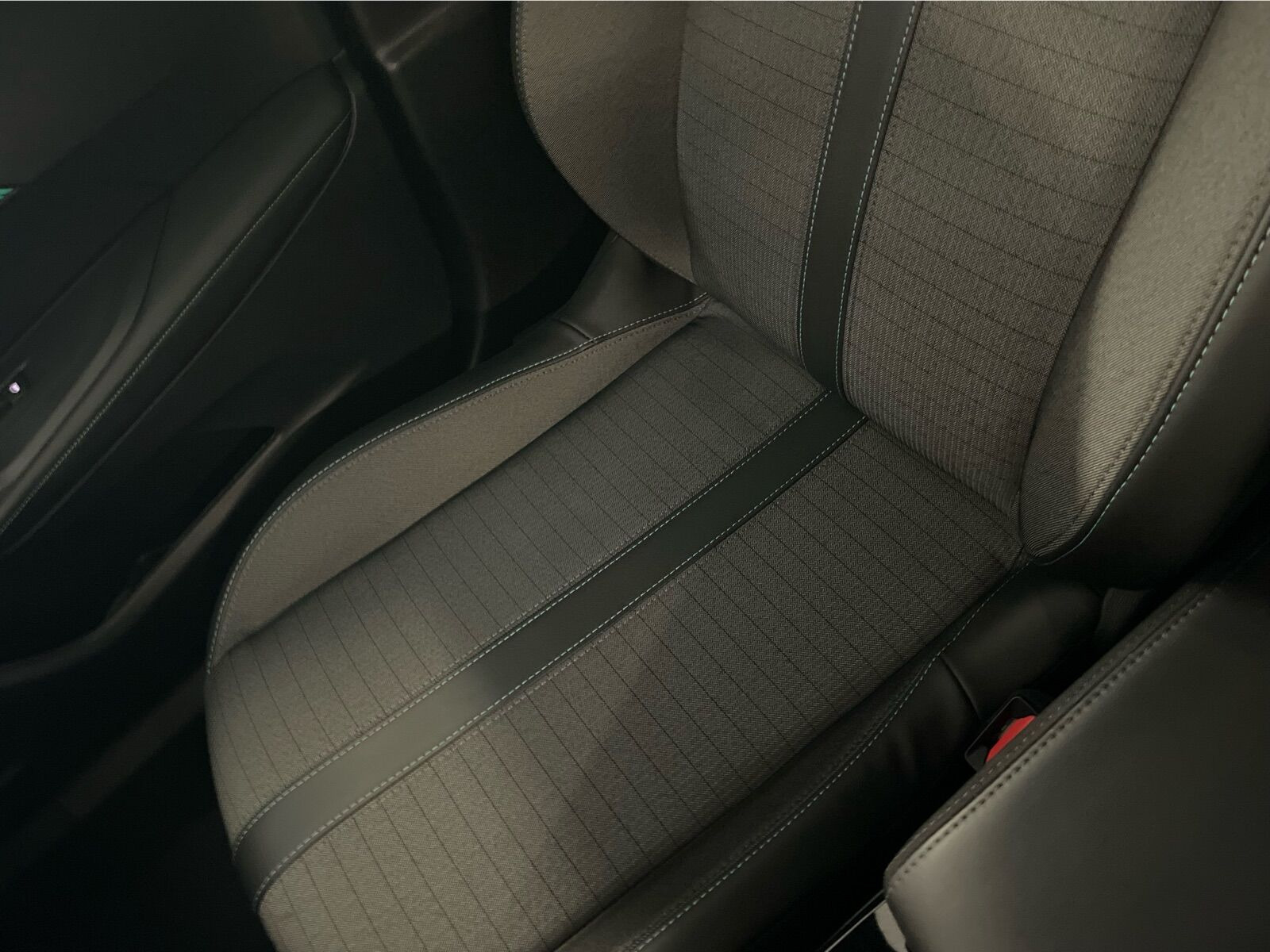Grå Peugeot 2008 fra 2023