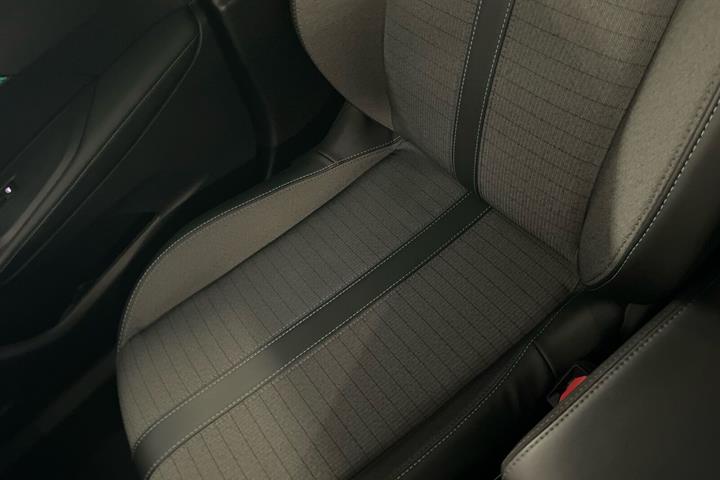 Grå Peugeot 2008 fra 2023