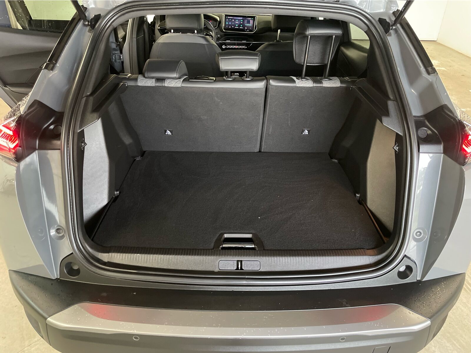 Grå Peugeot 2008 fra 2023