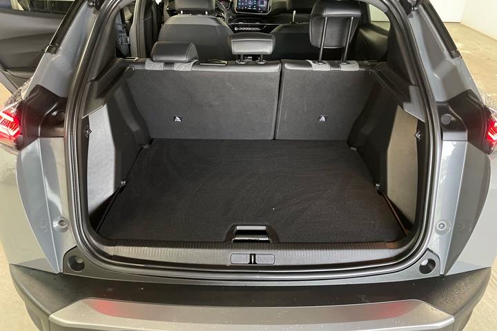 Grå Peugeot 2008 fra 2023
