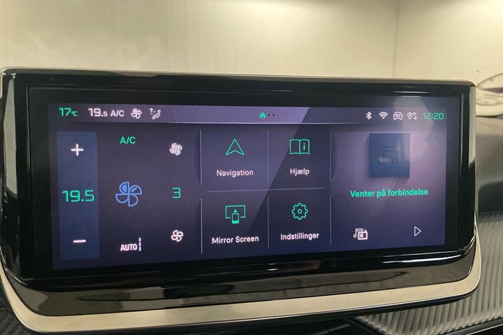 Grå Peugeot 2008 fra 2023