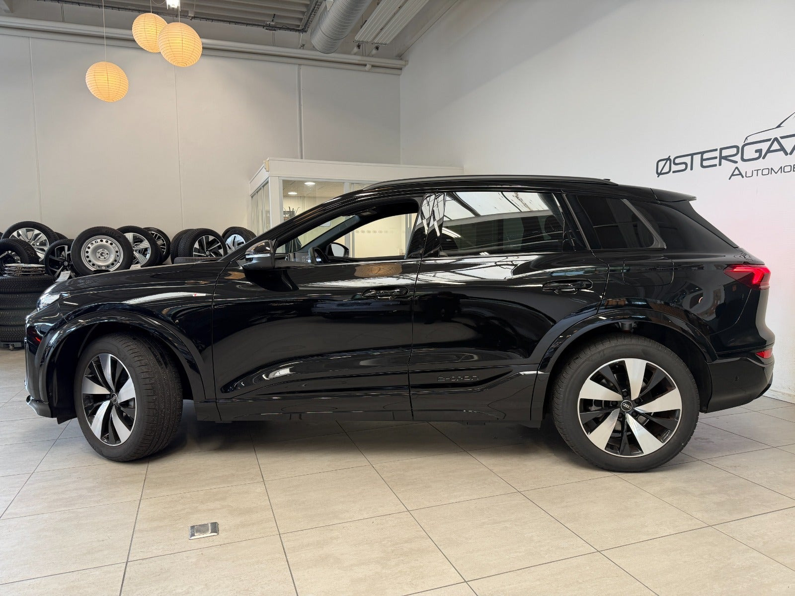 Sort Audi Q6 e-tron fra 2027