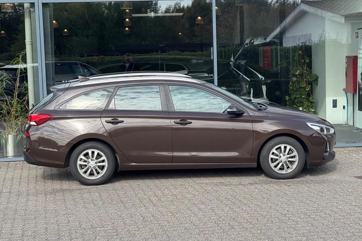 Brun Hyundai i30 fra 2017