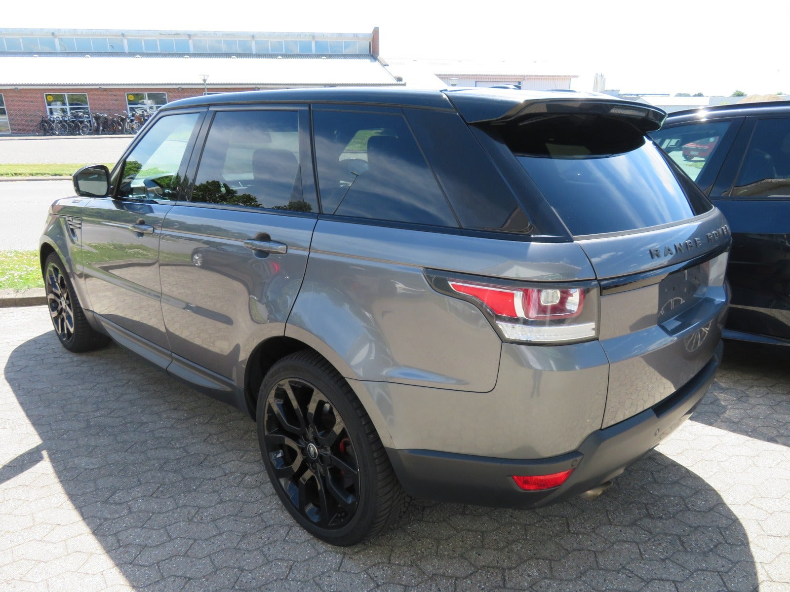 Grå Land Rover Range Rover sport fra 2014