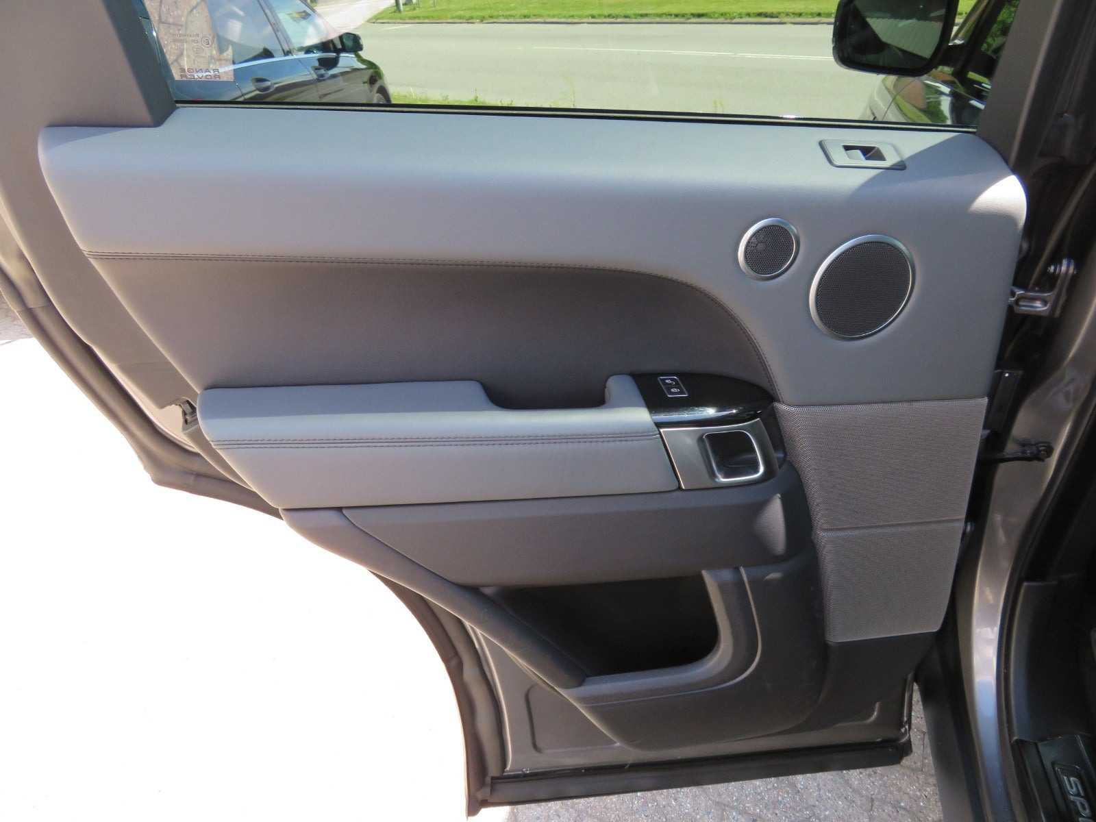 Grå Land Rover Range Rover sport fra 2014