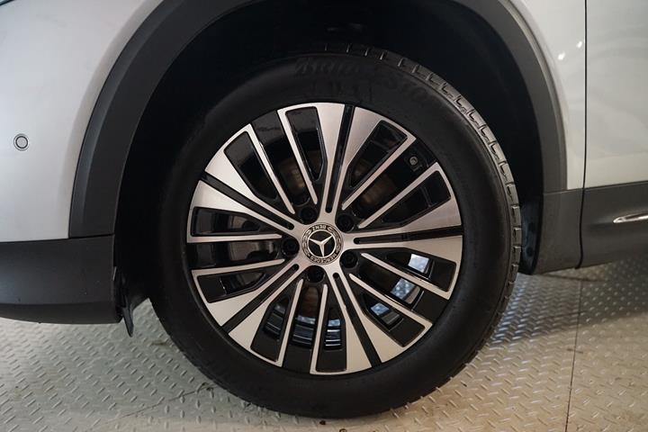 Sølv Mercedes EQB250+ fra 2025