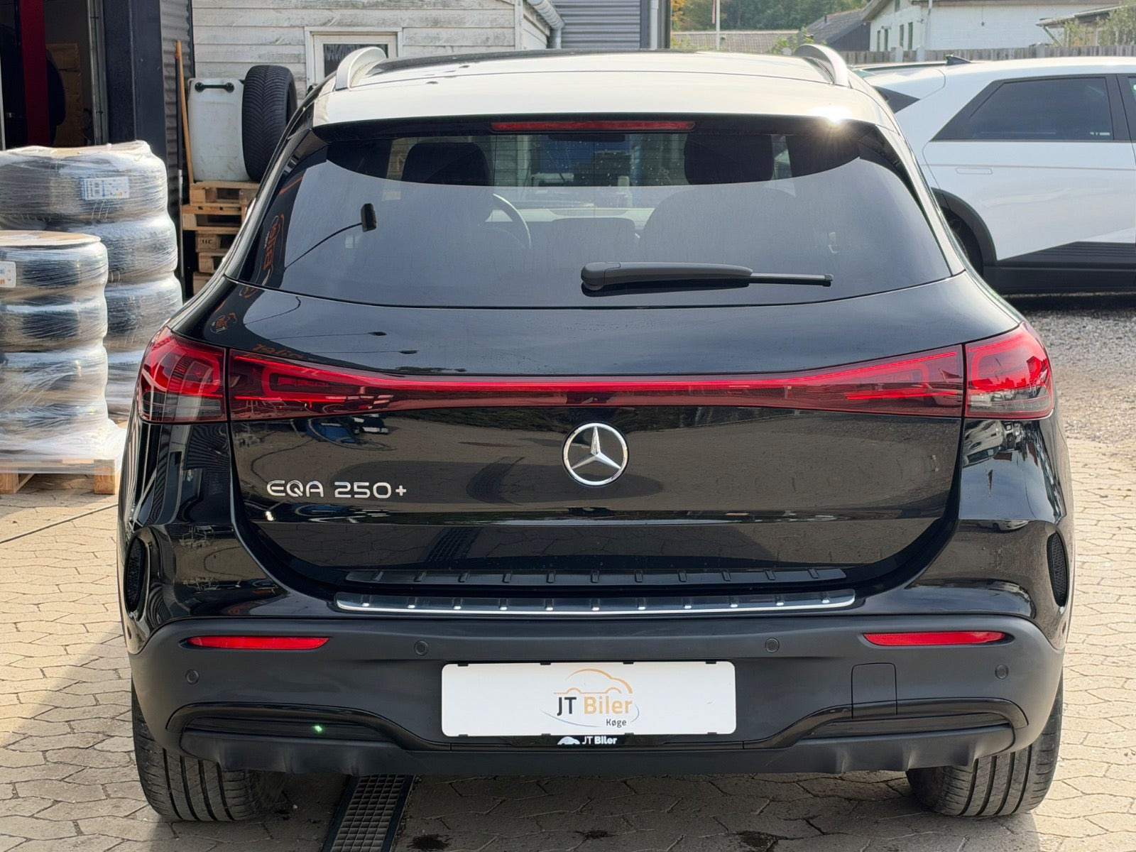 Sort Mercedes EQA250+ fra 2023
