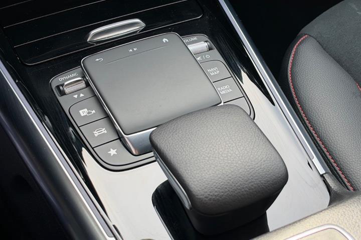 Sort Mercedes EQA250+ fra 2023