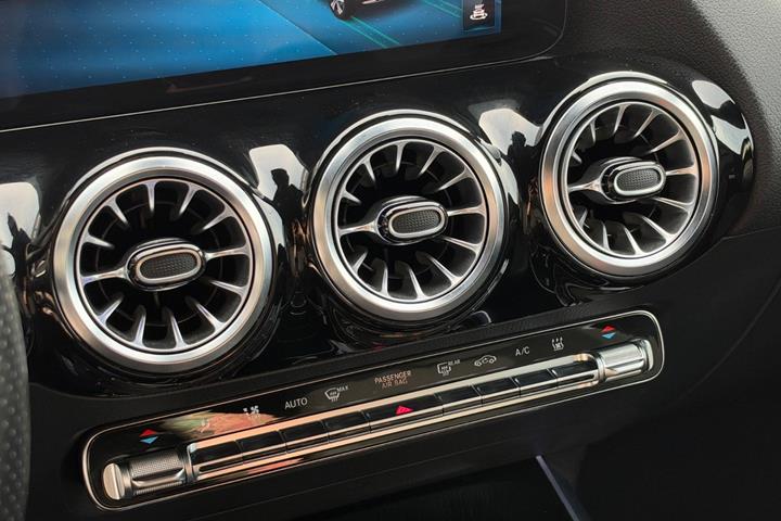 Sort Mercedes EQA250+ fra 2023