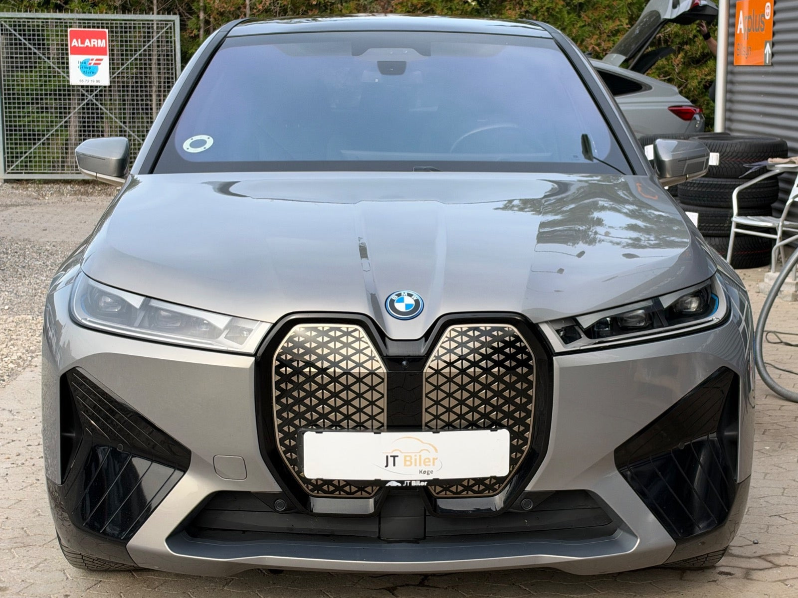 Sølv BMW iX fra 2022