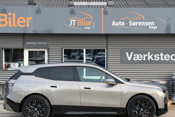 Sølv BMW iX fra 2022