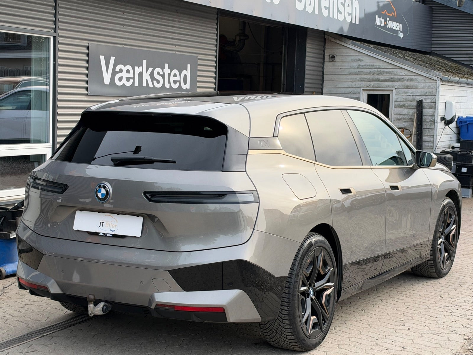 Sølv BMW iX fra 2022