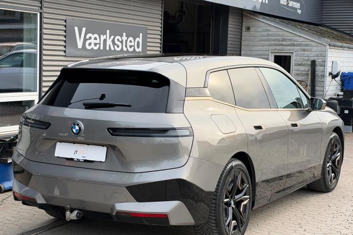 Sølv BMW iX fra 2022
