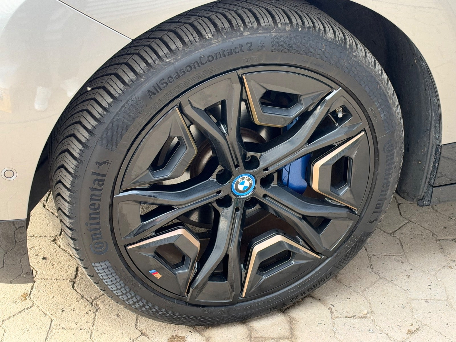 Sølv BMW iX fra 2022