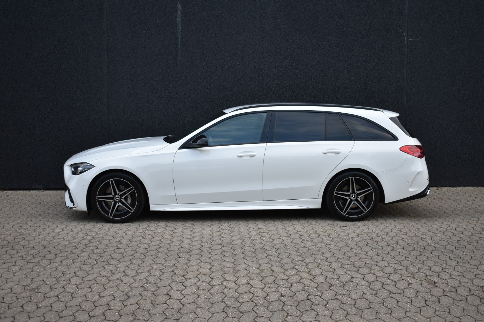 Hvid Mercedes C200 fra 2022