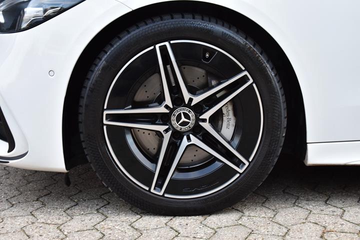 Hvid Mercedes C200 fra 2022