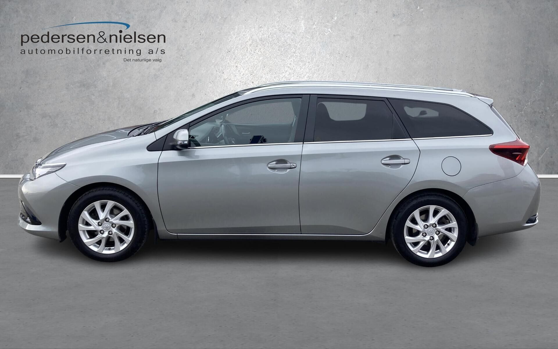 Grå Toyota Auris fra 2019