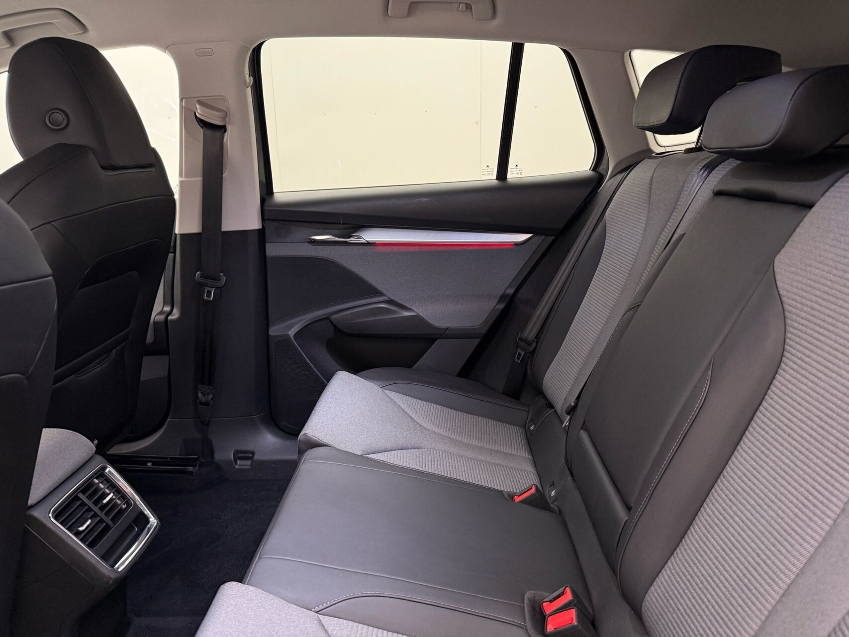 Grå Skoda Enyaq fra 2023
