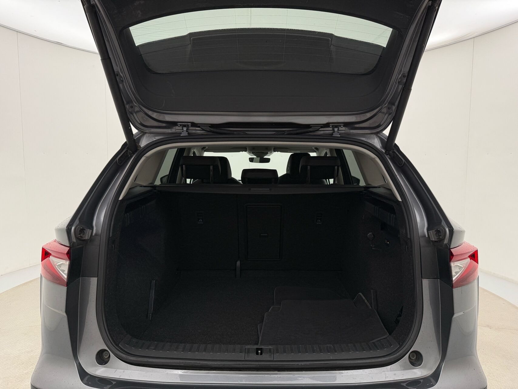 Grå Skoda Enyaq fra 2023