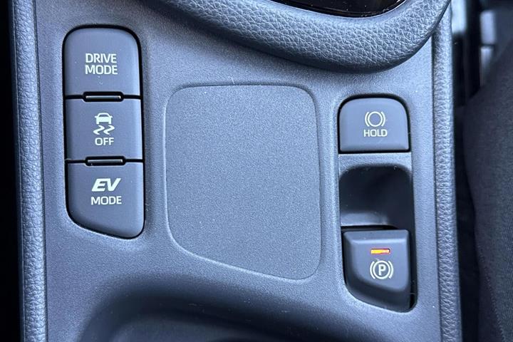 Grå Toyota Yaris fra 2026