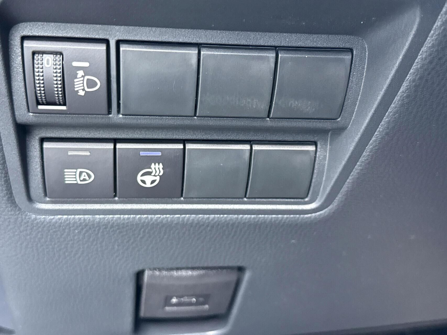 Grå Toyota Yaris fra 2026