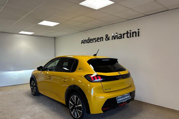 Gul Peugeot e-208 fra 2021