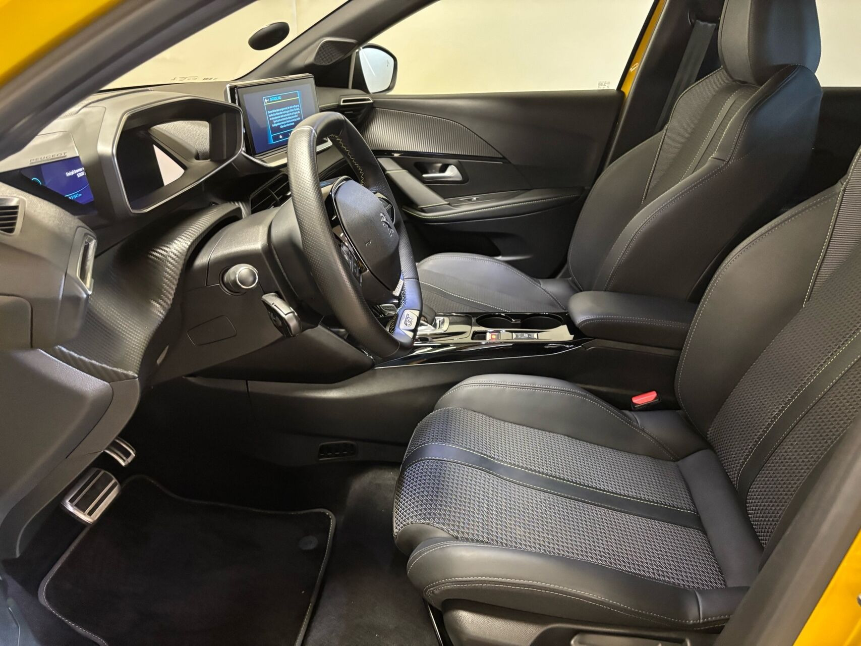 Gul Peugeot e-208 fra 2021
