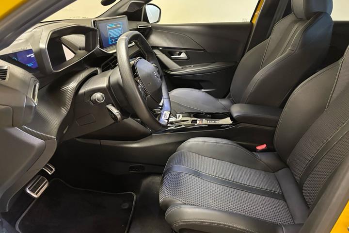Gul Peugeot e-208 fra 2021