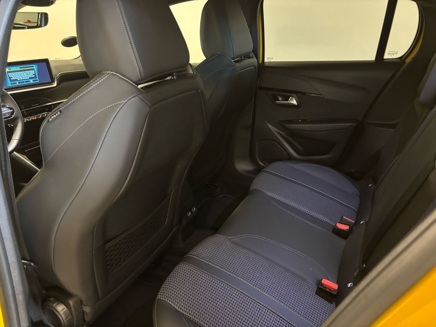 Gul Peugeot e-208 fra 2021