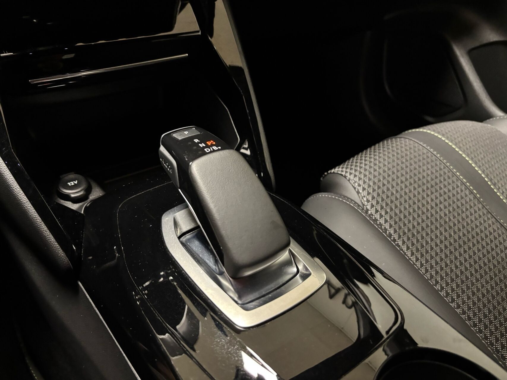 Gul Peugeot e-208 fra 2021