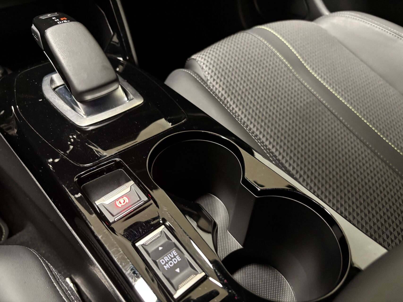 Gul Peugeot e-208 fra 2021